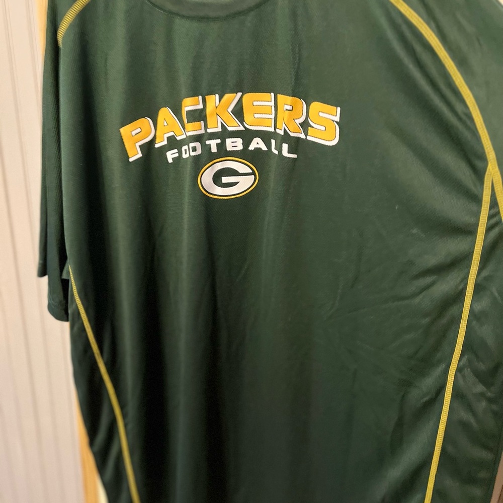 Team apparel green 100% polyester men’s shirt 3XL. Packers Team logo on front